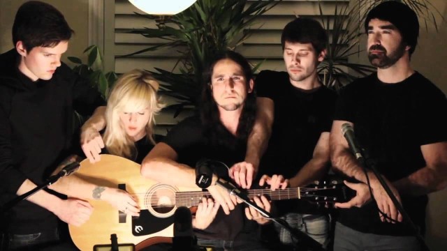 AMAZING 5 PEOPLE 1 GUITAR SONG!!Somebody That I Used to Know